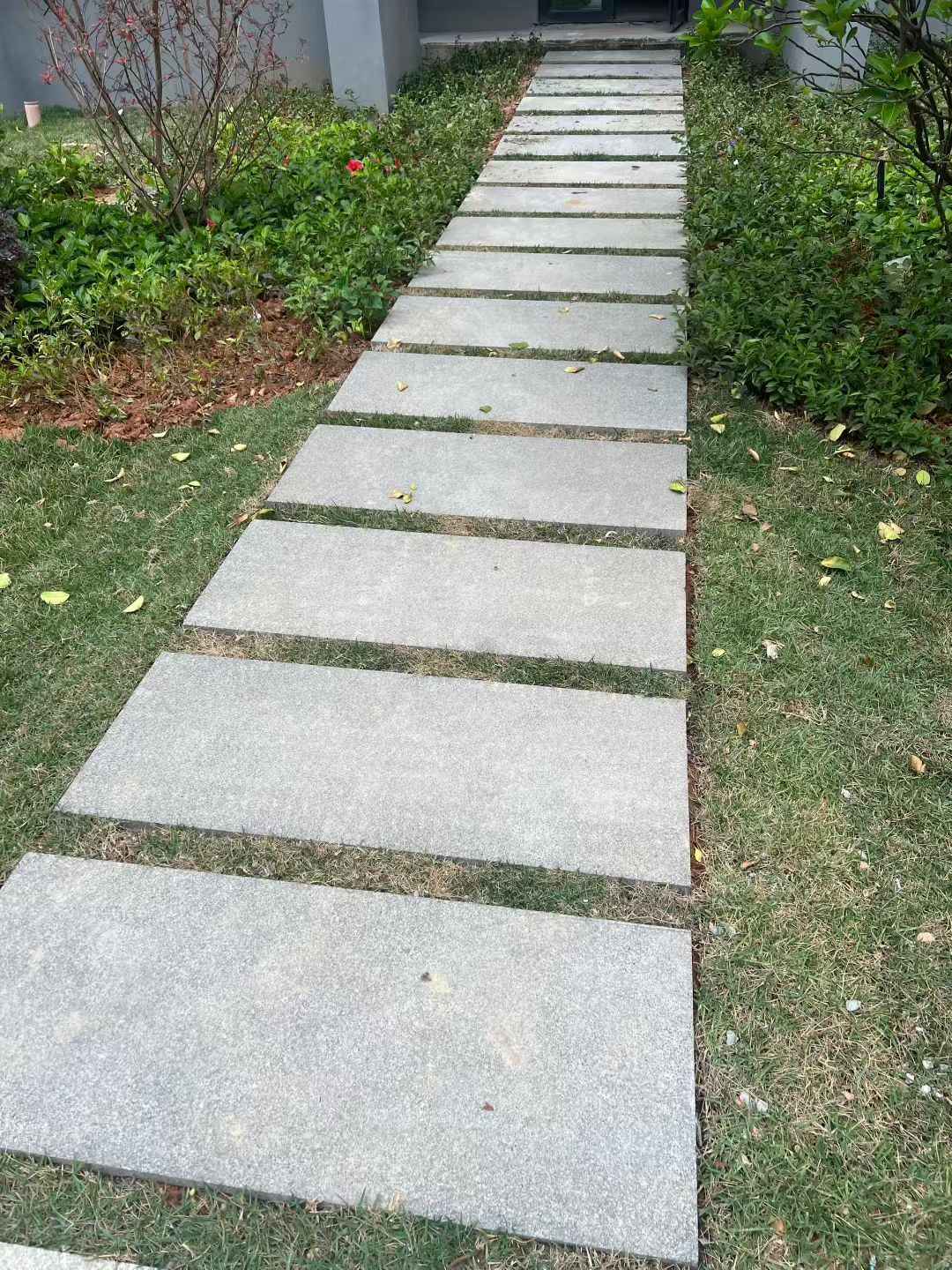 安康 芝麻黑小区踏步、汀步石铺装效果