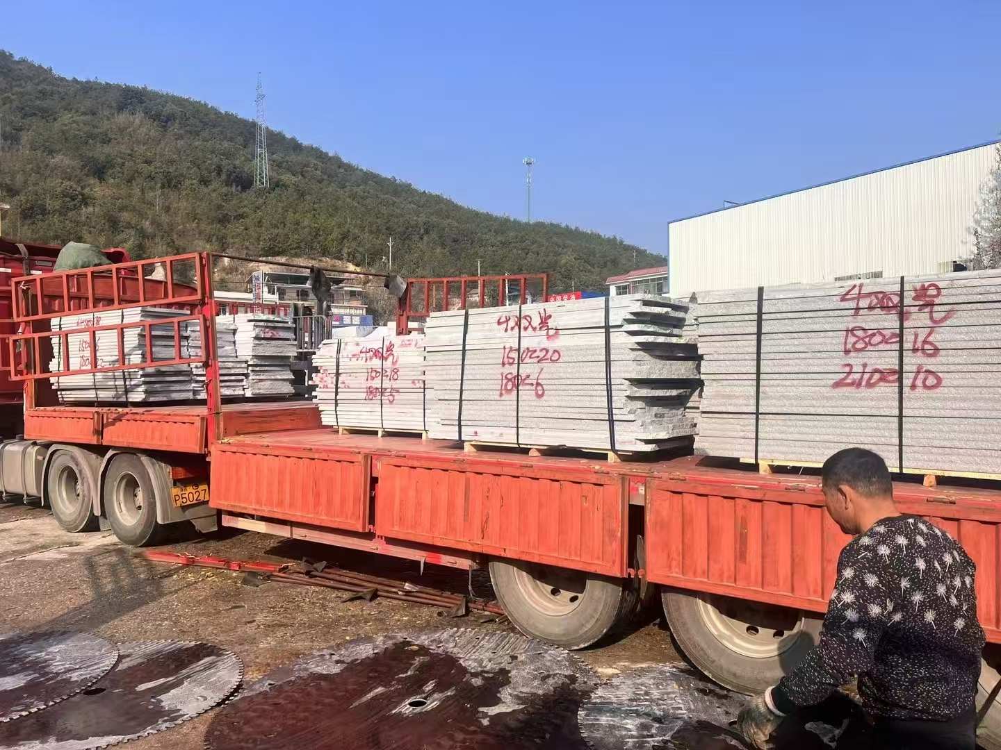 安康 芝麻灰花岗岩光面毛板出货日常